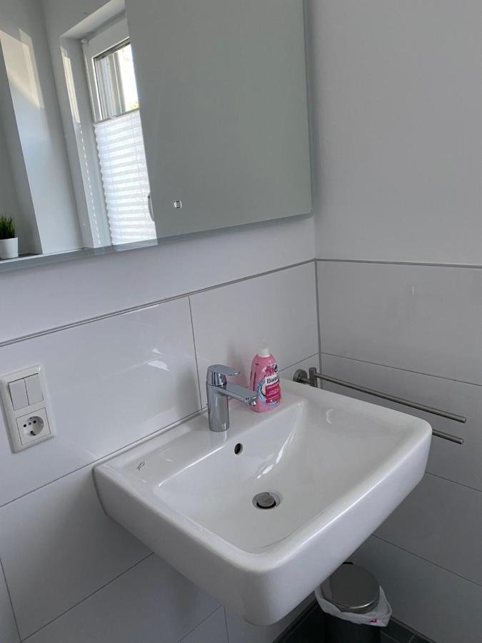 Messezimmer Nahe Der Duesseldorfer Messe Mit Eigenem Eingang Und Gratis Minibar Exterior photo