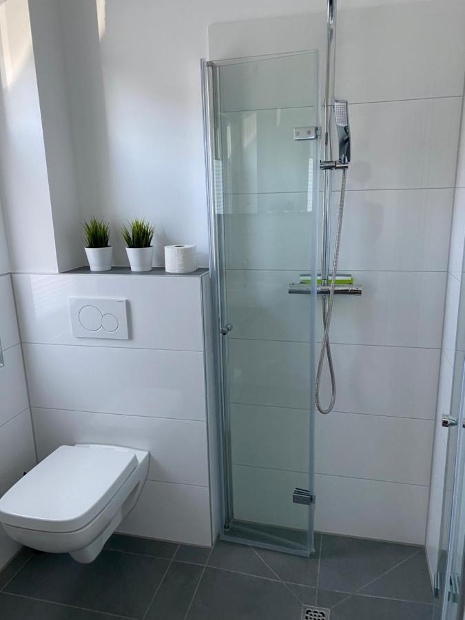 Messezimmer Nahe Der Duesseldorfer Messe Mit Eigenem Eingang Und Gratis Minibar Exterior photo